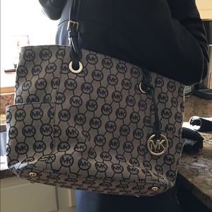 *OFFERS!* Gorgeous! Michael Kors Signature Tote